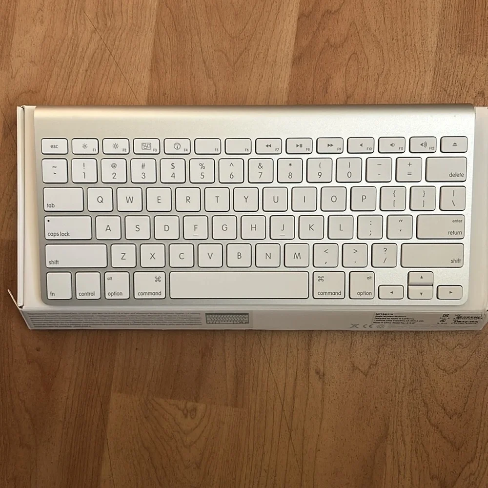 Battery-powered bluetooth wireless keyboard